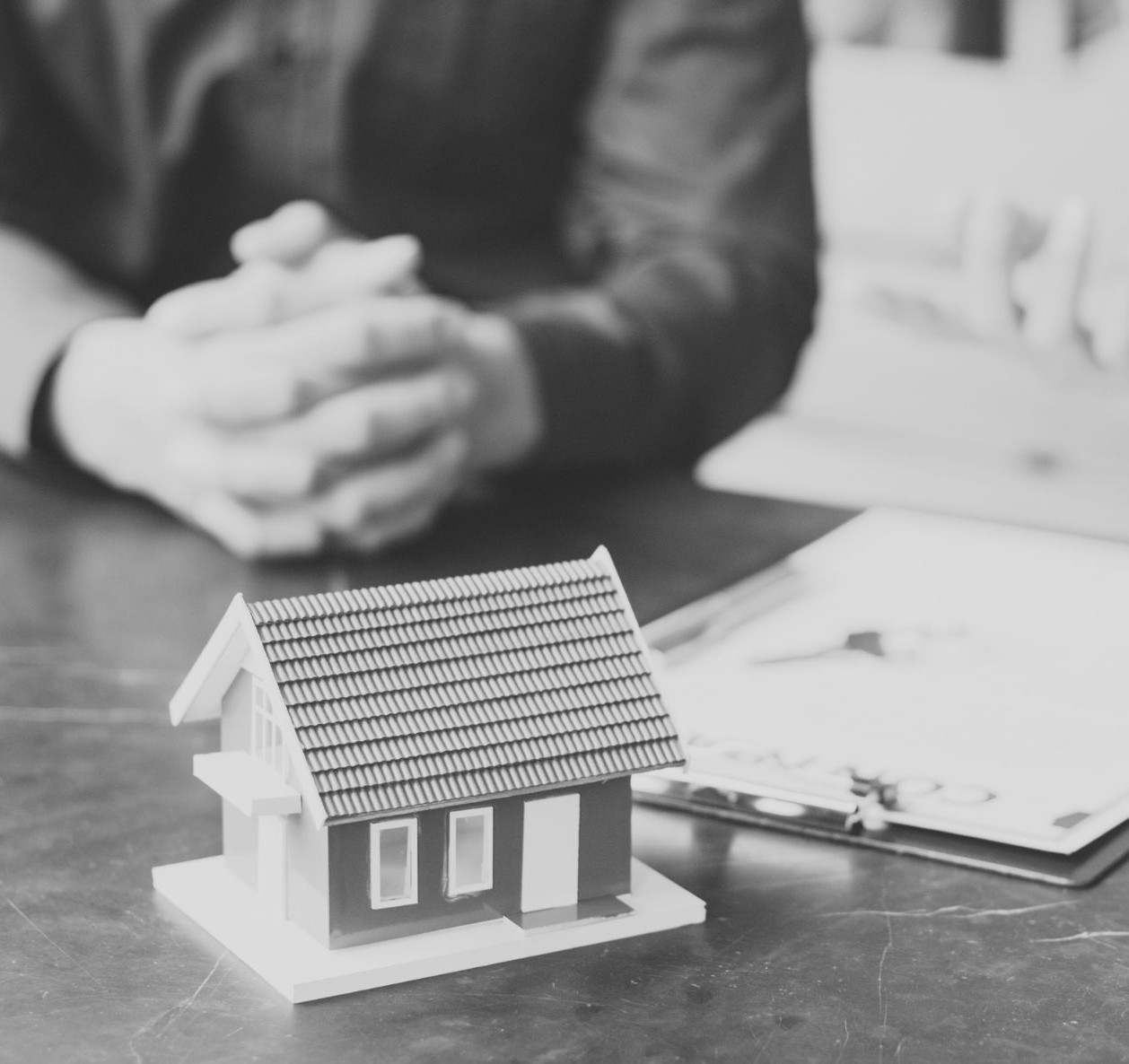 L’investissement en nue-propriété consiste à acquérir un bien immobilier avec une décote importante en renonçant temporairement à son usage et à ses revenus locatifs, pour en récupérer la pleine propriété gratuitement au terme du démembrement.